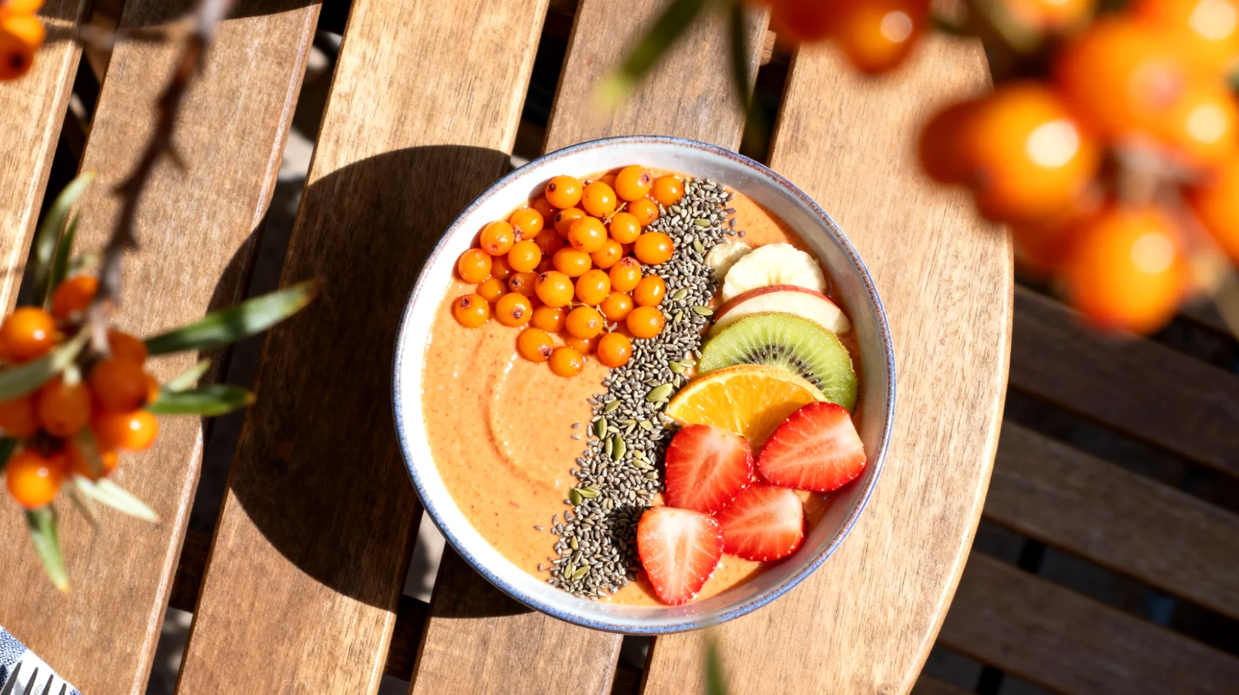 Smoothie bowl aux baies d'argousier et graines de chanvre"